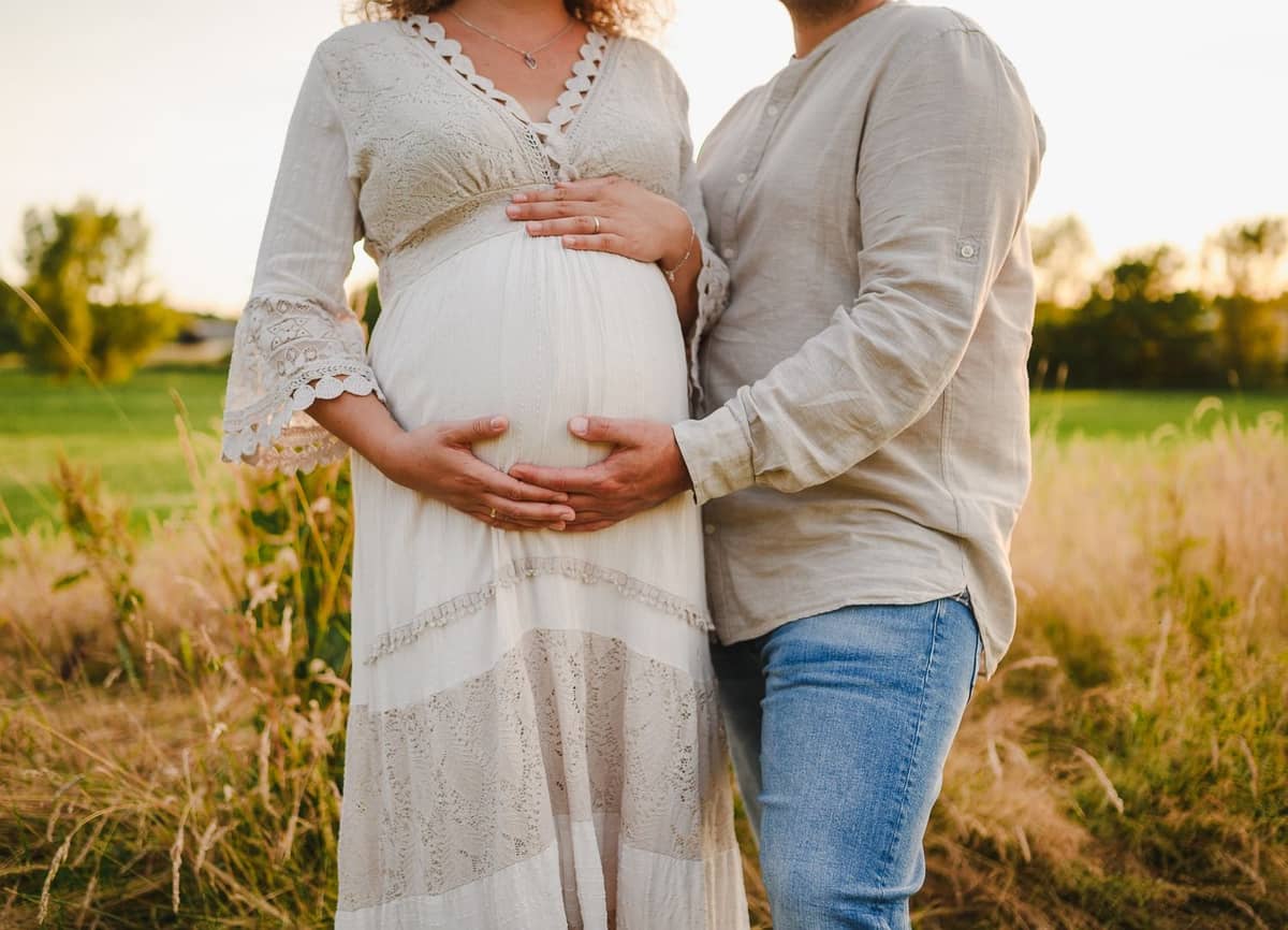 Werdende Eltern halten gemeinsam den Babybauch