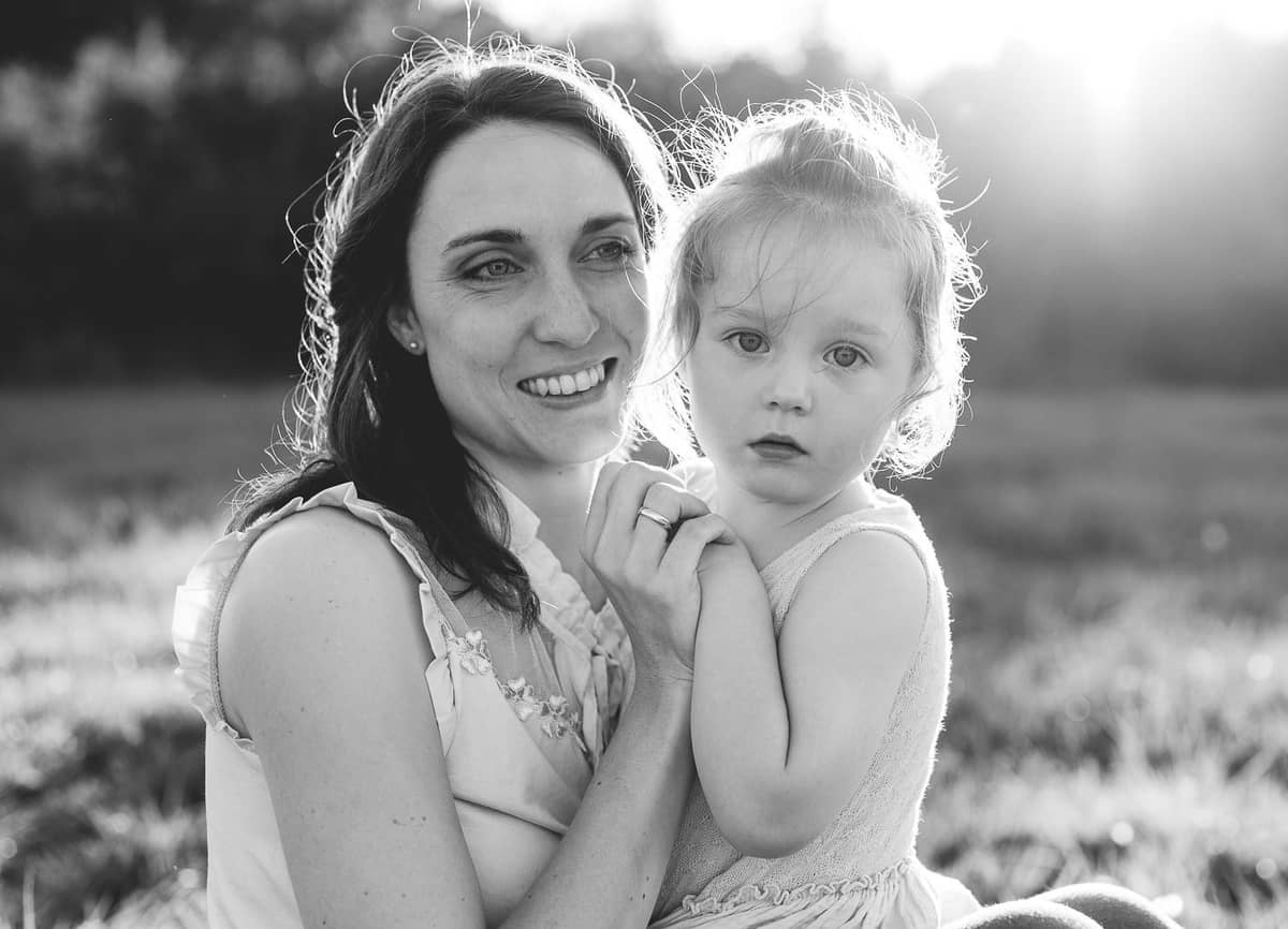 Schwarzweißbild, Mama hält ihre kleine Tochter im Arm